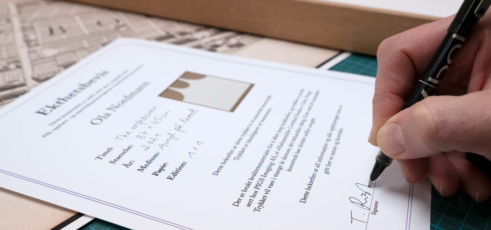 Signering av ekthetsbevis (Certificate of Authenticity) for kunstverk.